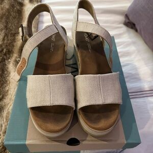 Toms Women's Sandals in Cream and Brown